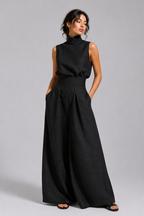 Ensemble femme débardeur et pantalon fluide en lin léger sur fond uni
