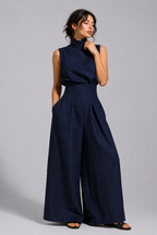 Ensemble femme en lin léger porté dans un style estival décontracté