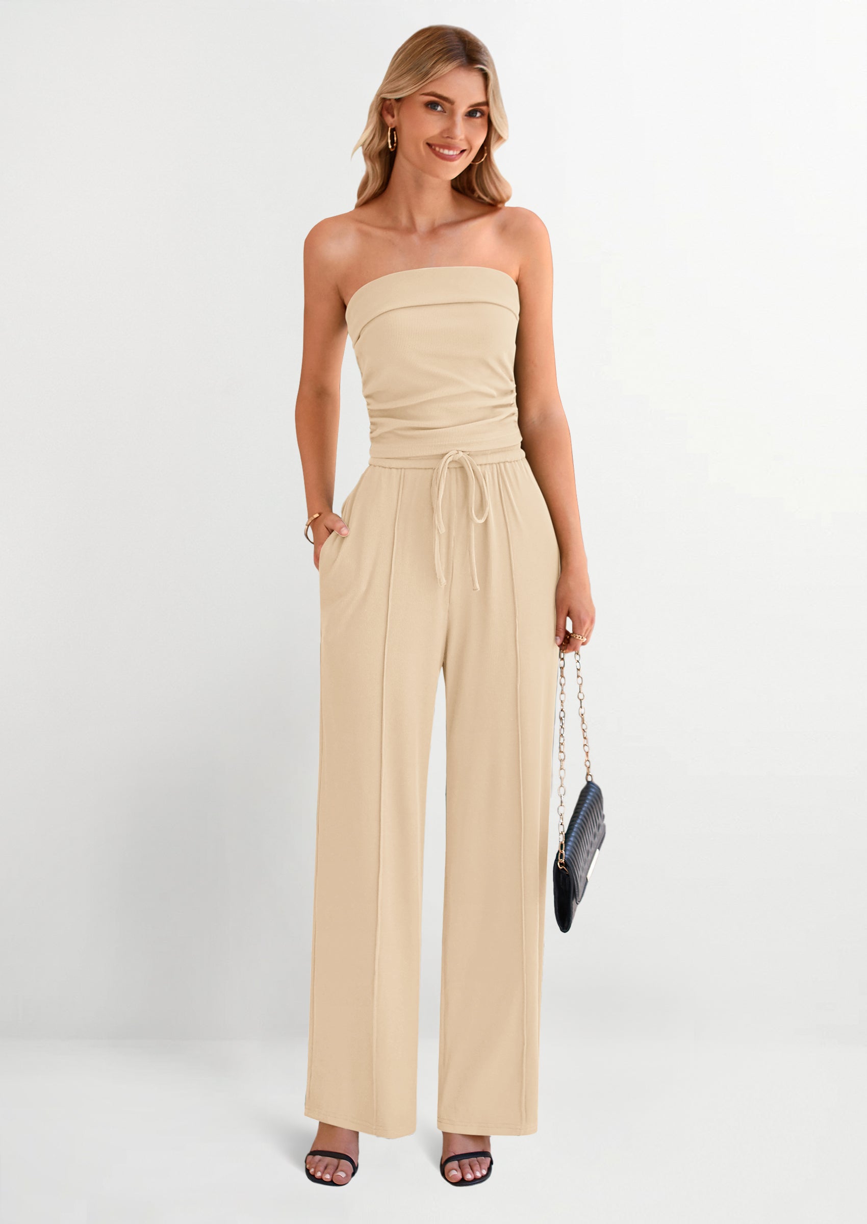 Ensemble femme pantalon large et top bandeau présenté en studio