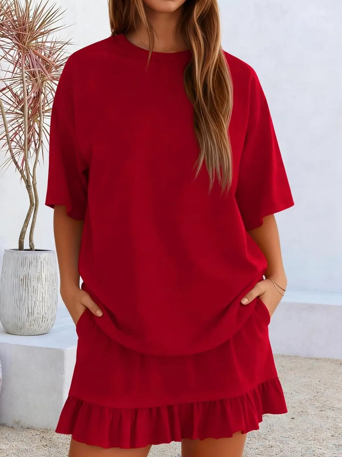 Look casual femme avec ensemble top et mini jupe assortis