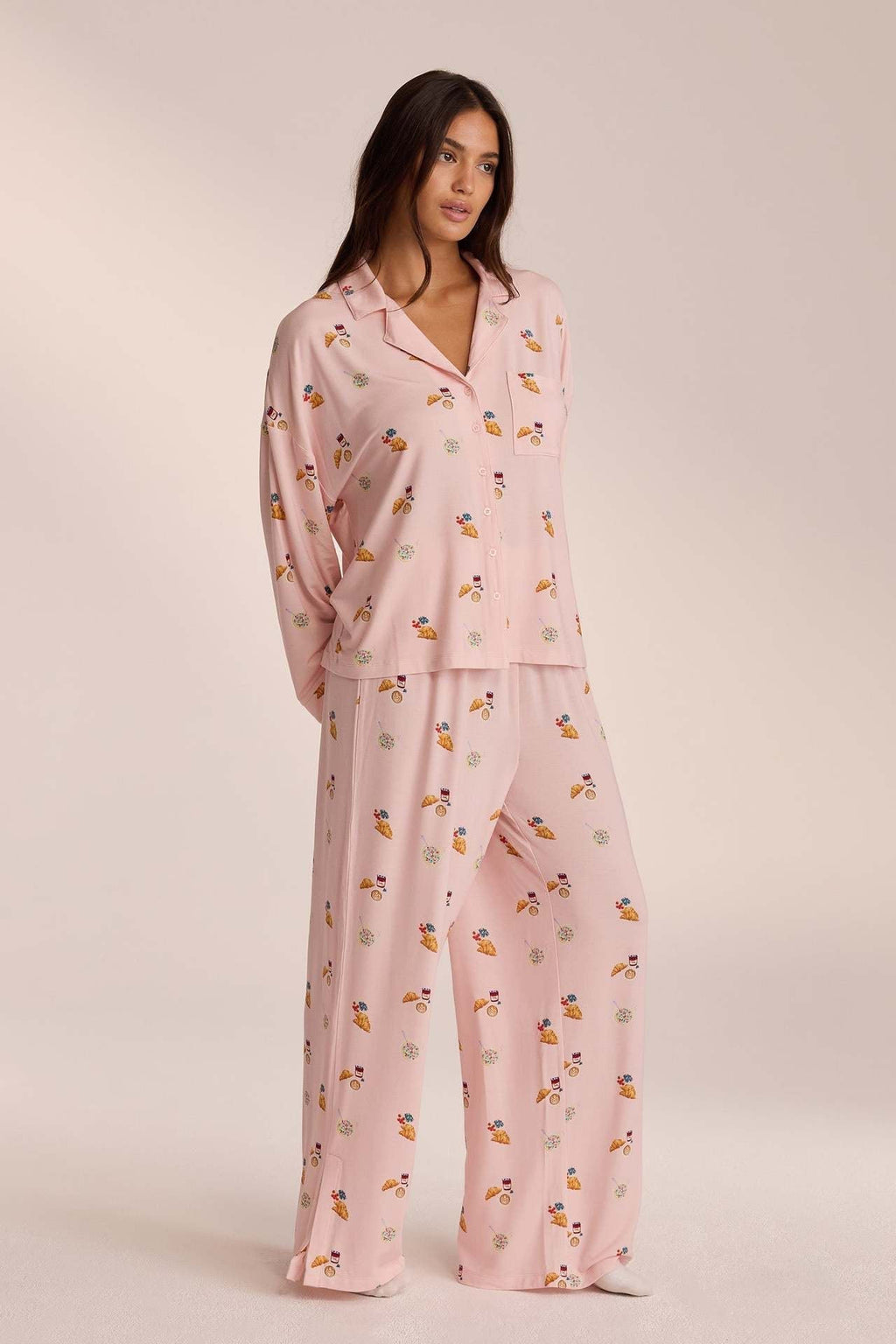 Ensemble femme imprimé avec mini chemise et pantalon large vue de face