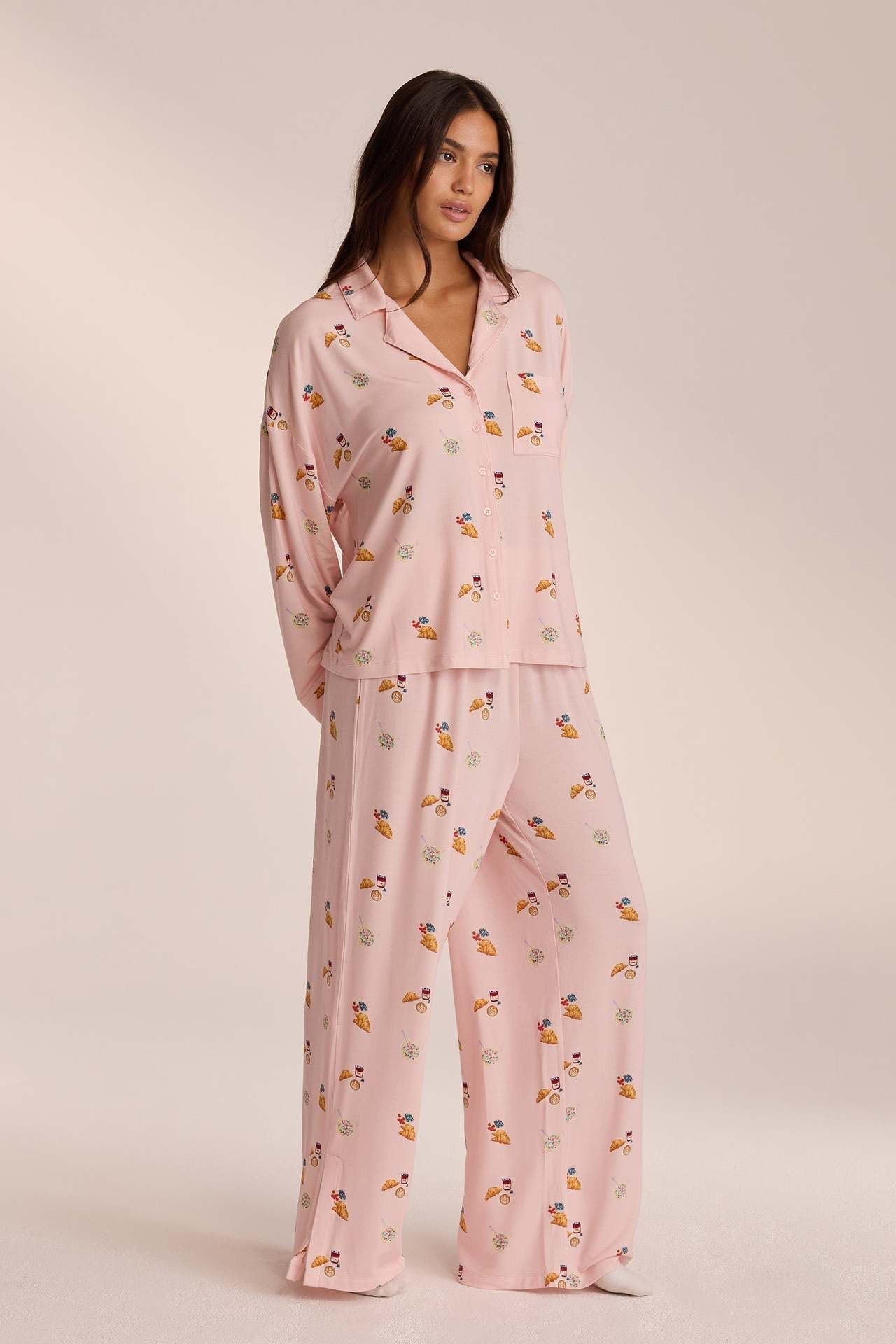 Ensemble femme imprimé avec mini chemise et pantalon large vue de face