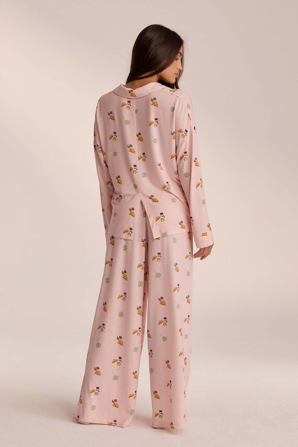 Détail de la chemise imprimée de l'ensemble femme élégant