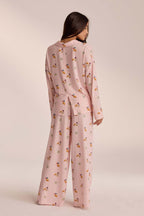 Détail de la chemise imprimée de l'ensemble femme élégant