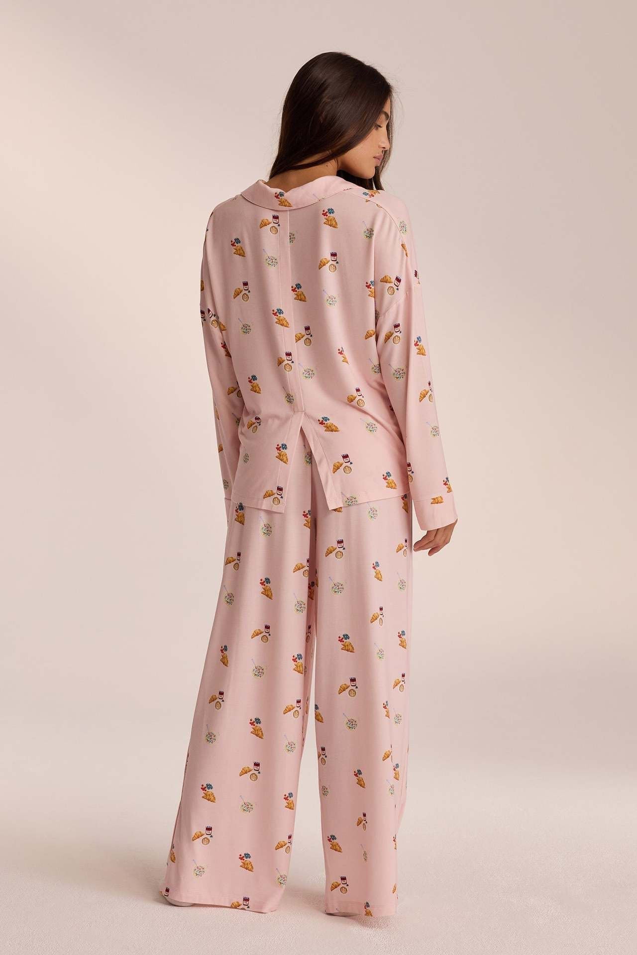 Détail de la chemise imprimée de l'ensemble femme élégant