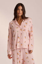 Vue complète de l'ensemble femme imprimé au style chic et moderne