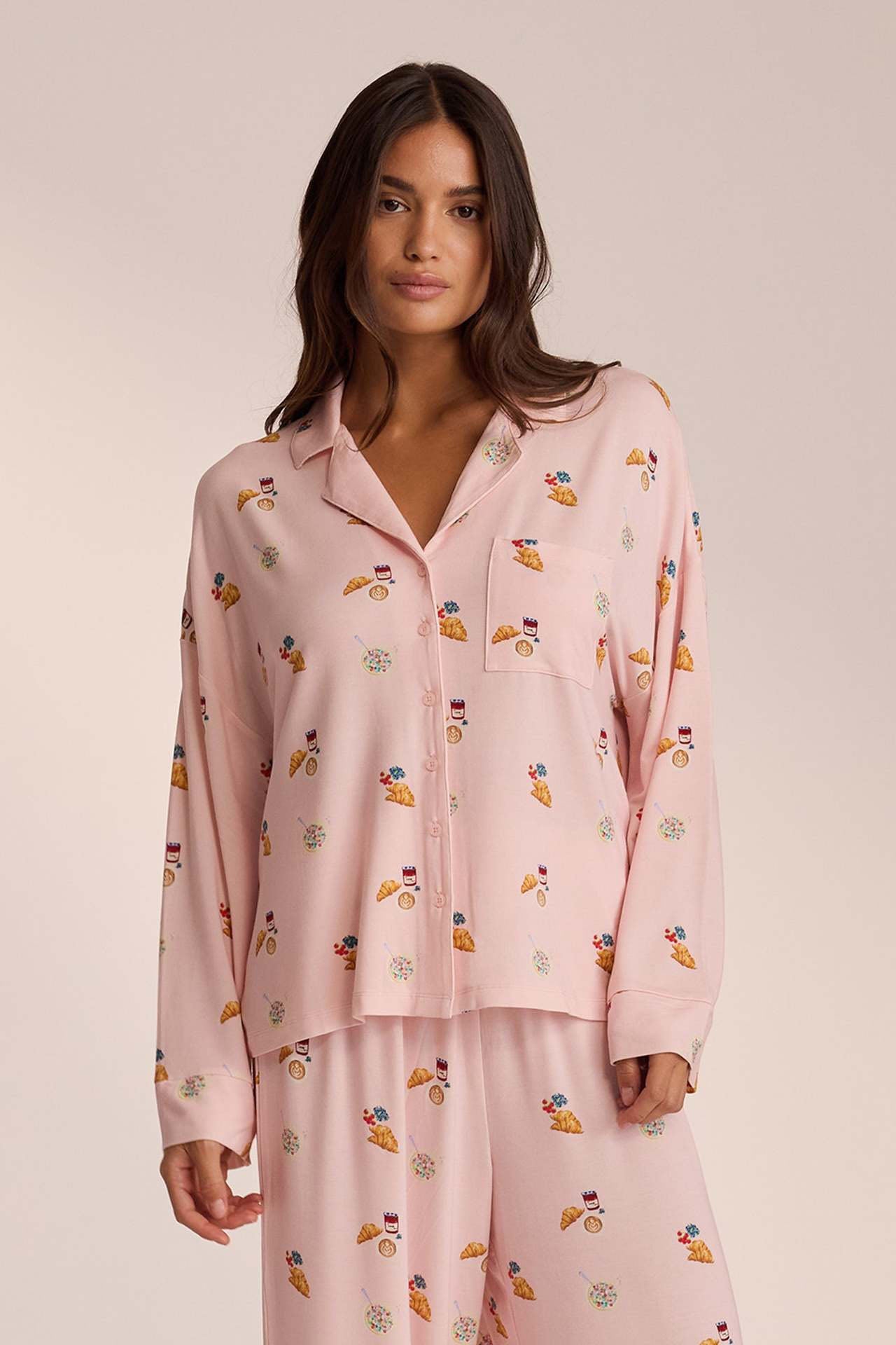 Vue complète de l'ensemble femme imprimé au style chic et moderne