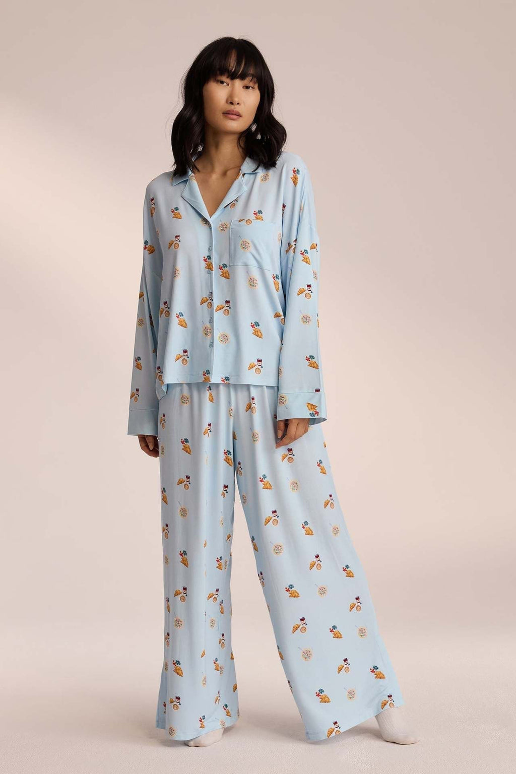Femme portant un ensemble imprimé chic avec chemise et pantalon large