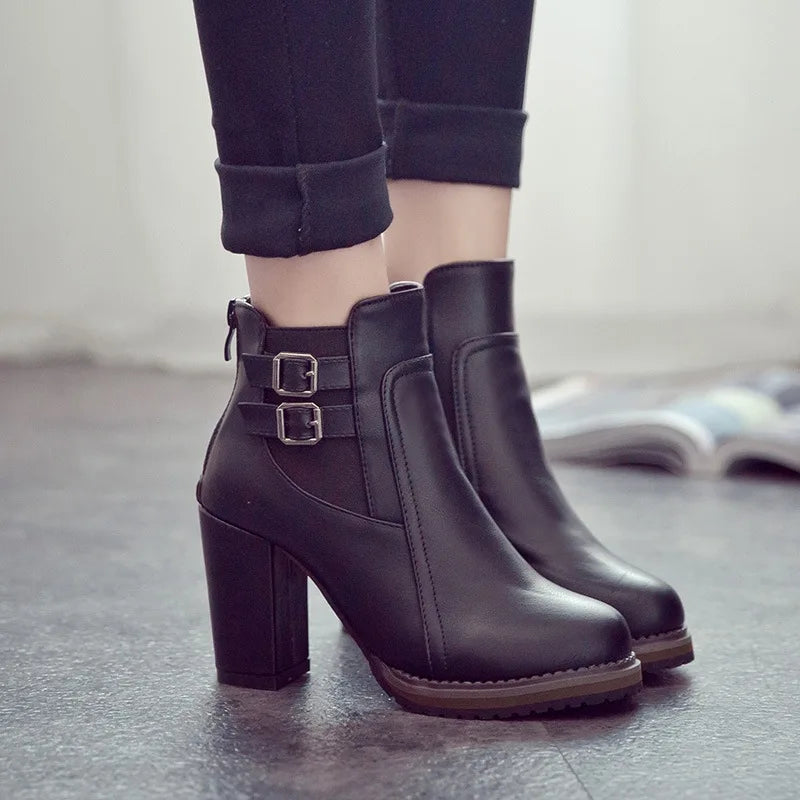 Sophie Paris I Bottines à Talon Robuste avec Boucle Décorative