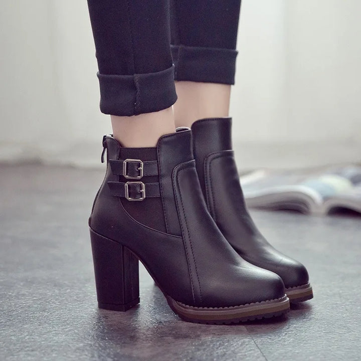Sophie Paris® I Bottines à Talon Robuste avec Boucle Décorative