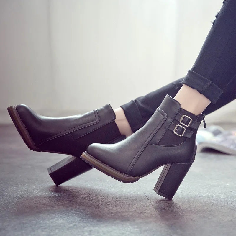 Sophie Paris® I Bottines à Talon Robuste avec Boucle Décorative