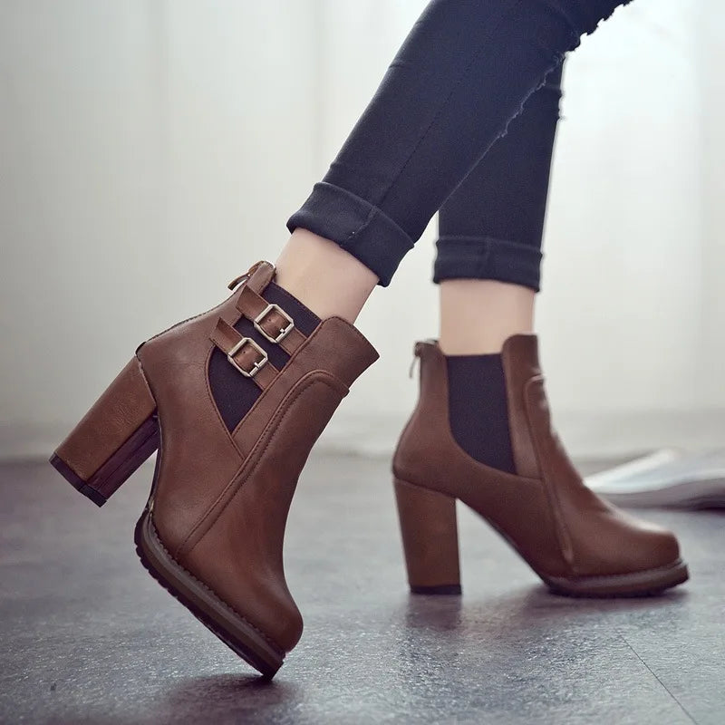 Sophie Paris I Bottines à Talon Robuste avec Boucle Décorative