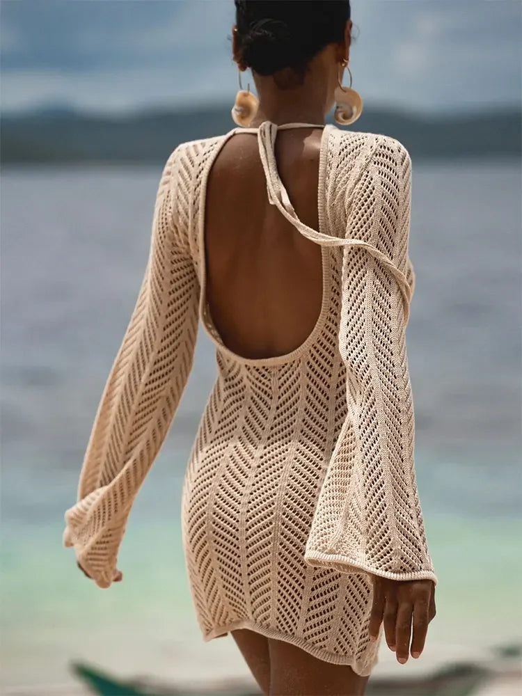 Robe courte en crochet tricoté dos nu avec manches longues