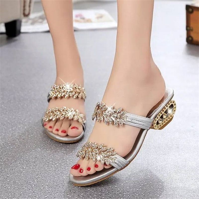 Sandales plates femme avec brides à strass sur fond uni