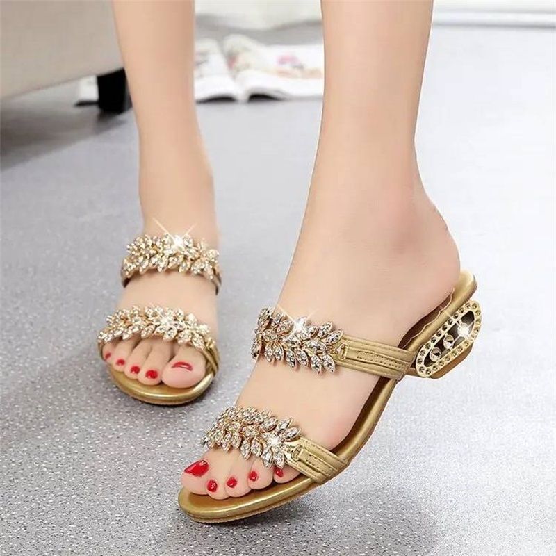 Sandales femme à strass portées pour un look estival décontracté