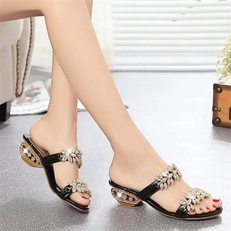 Paire de sandales femme confortables avec détails brillants