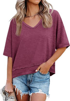 Détail du col V sur un t-shirt femme léger