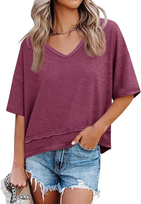 Détail du col V sur un t-shirt femme léger