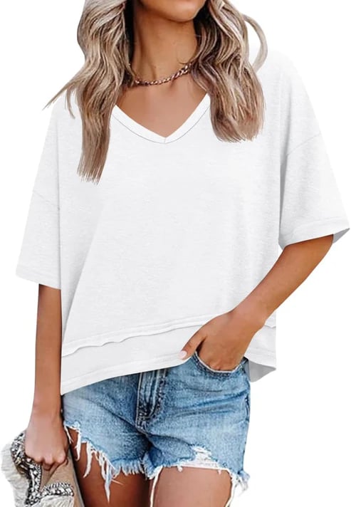 T-shirt femme fluide à manches courtes porté en tenue décontractée