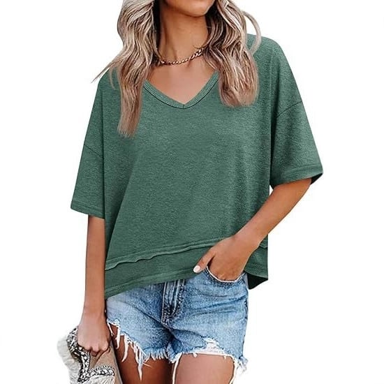 Vue rapprochée du tissu léger et fluide du t-shirt femme