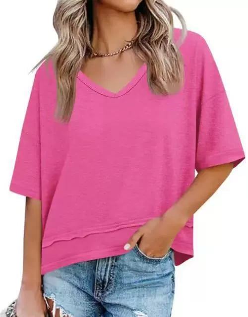 T-shirt femme col V fluide présenté sur fond uni