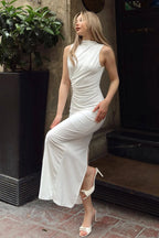 Robe blanche sans manches drapée à fente taille pour femmes