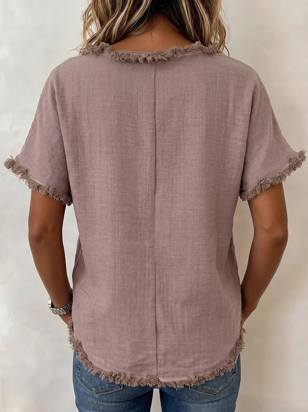 T-shirt femme ample uni à franges présenté en entier sur fond neutre