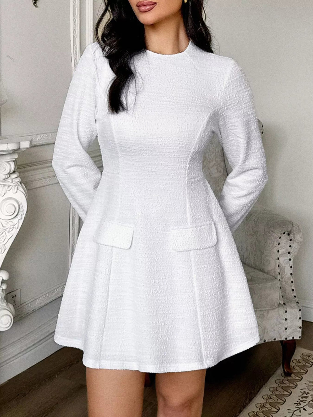 Robe courte à manches longues avec dos ajouré