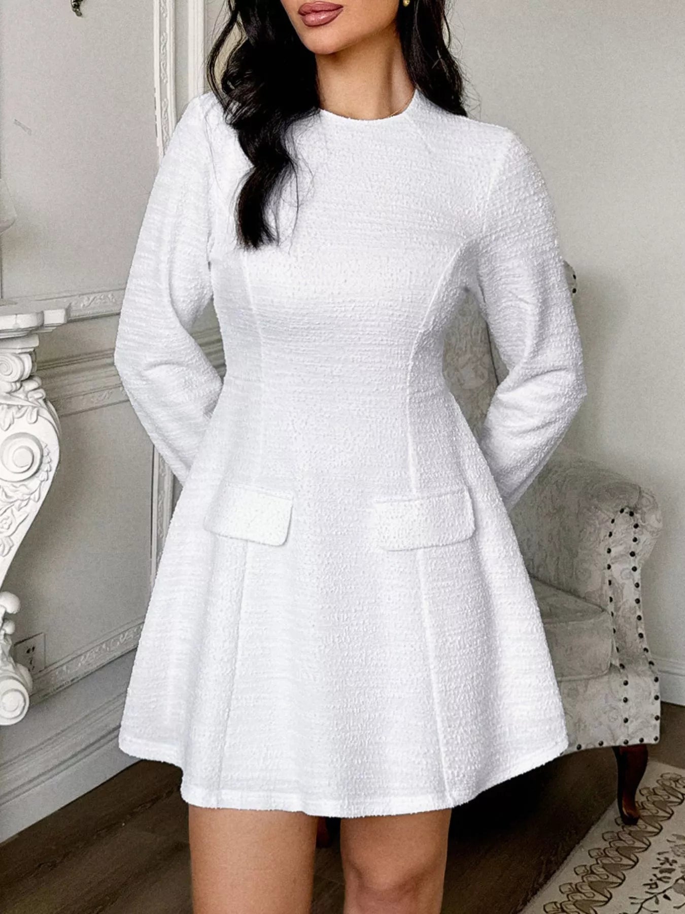 Robe courte à manches longues avec dos ajouré
