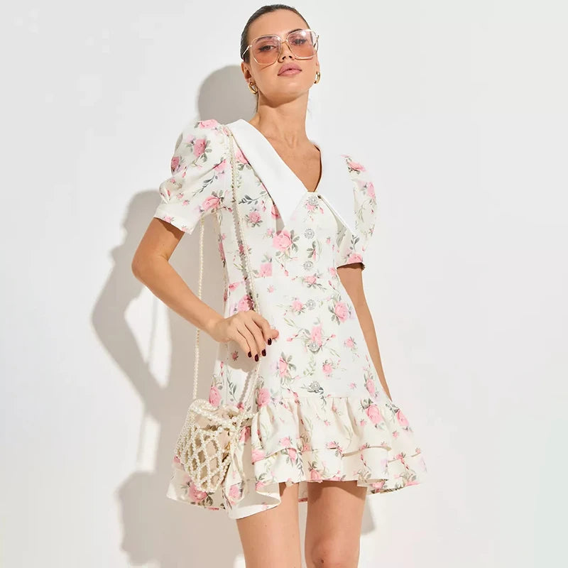 Robe courte à volants avec manches bouffantes