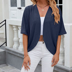 Gilet femme en maille douce porté, coupe ouverte et style décontracté