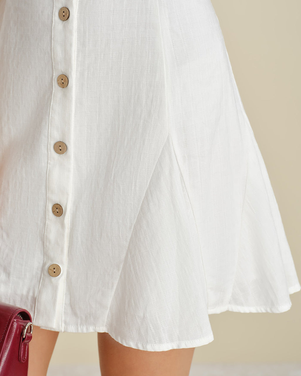 Robe courte ligne A à boutons avec encolure carrée blanche