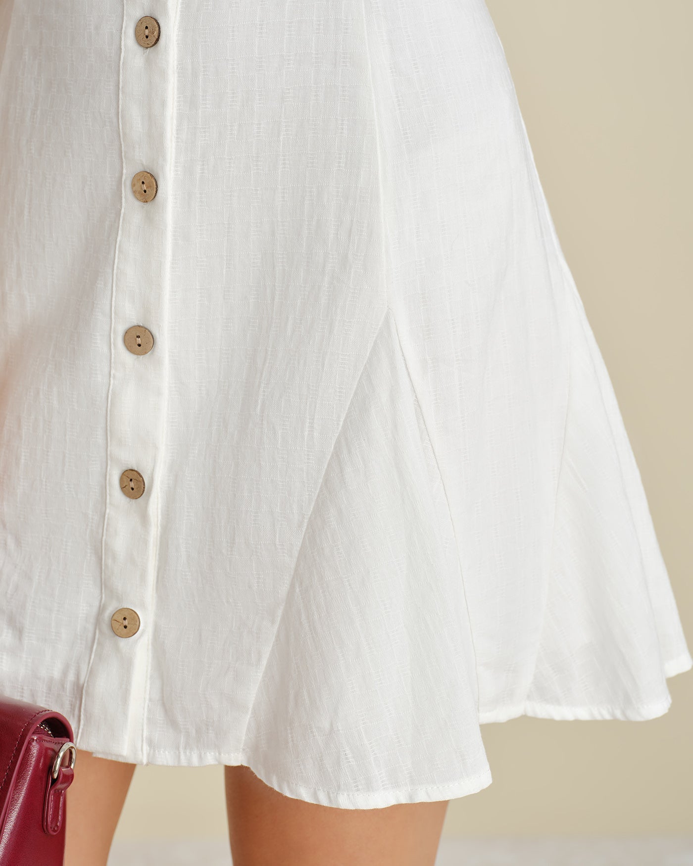 Robe courte ligne A à boutons avec encolure carrée blanche