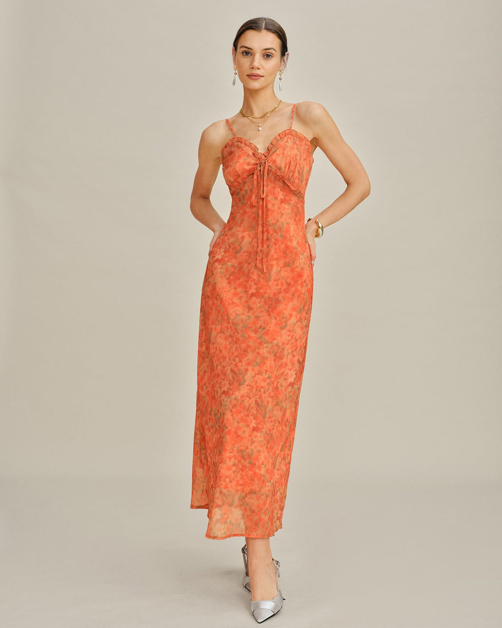 Robe longue orange à fleurs avec silhouette trapèze et bretelles fines