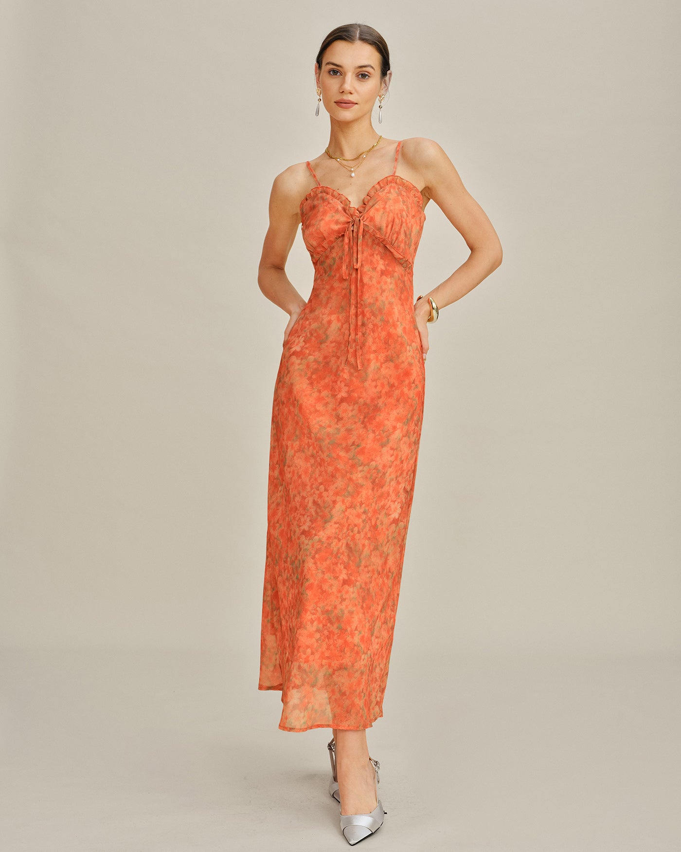 Robe longue orange à fleurs avec silhouette trapèze et bretelles fines