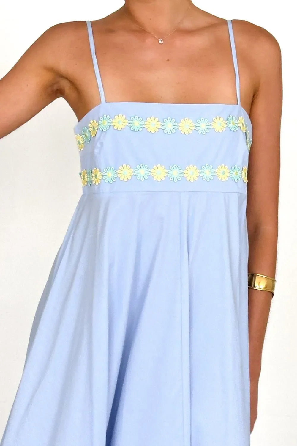 Robe longue à bretelles spaghetti brodée de fleurs