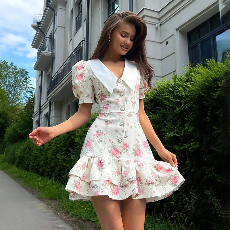 Robe courte à volants avec manches bouffantes