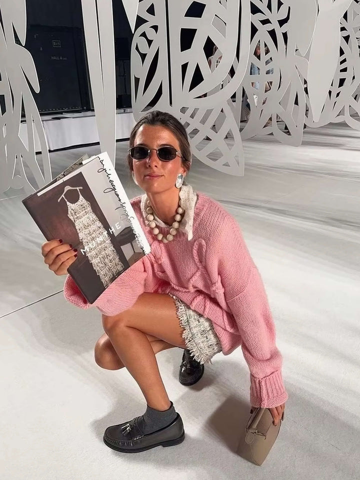Pull surdimensionné confortable avec détails brodés élégants