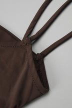 Robe maxi drapée à bretelles avec silhouette élégante