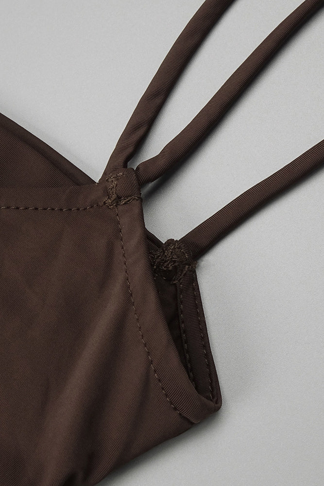 Robe maxi drapée à bretelles avec silhouette élégante