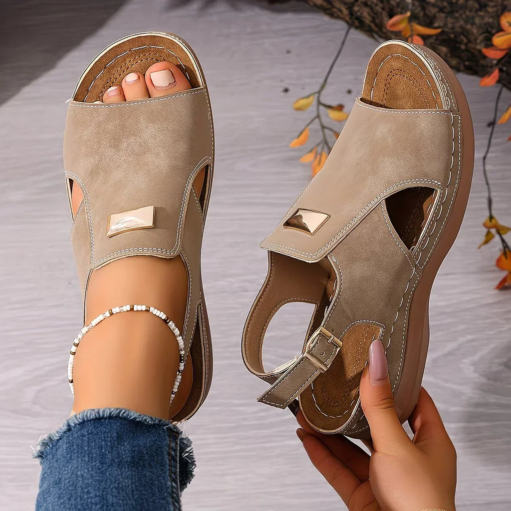Sandales compensées femme avec boucle réglable vue de face