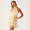 Robe courte drapée en satin avec col