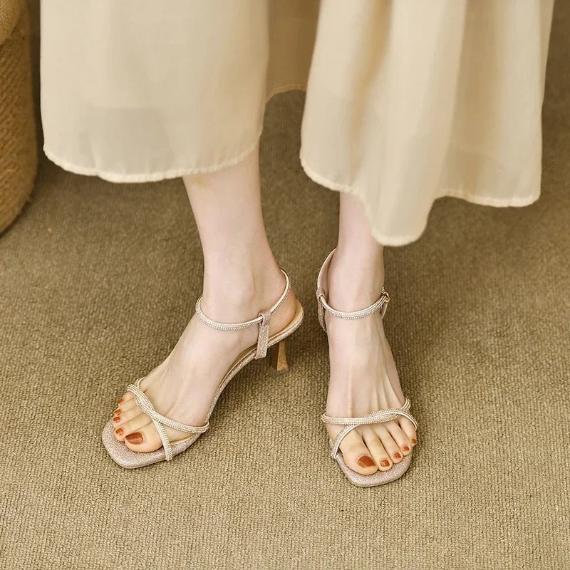 Isabelle Moreau® | Glitzernde Riemchensandalen mit Metallic-Absatz