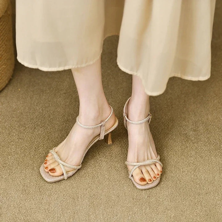 Isabelle Moreau® | Glitzernde Riemchensandalen mit Metallic-Absatz