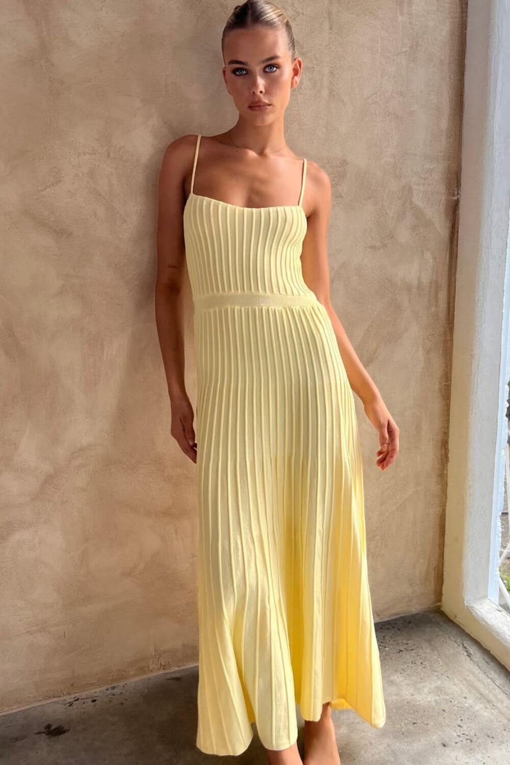 Robe midi plissée en maille à fines bretelles