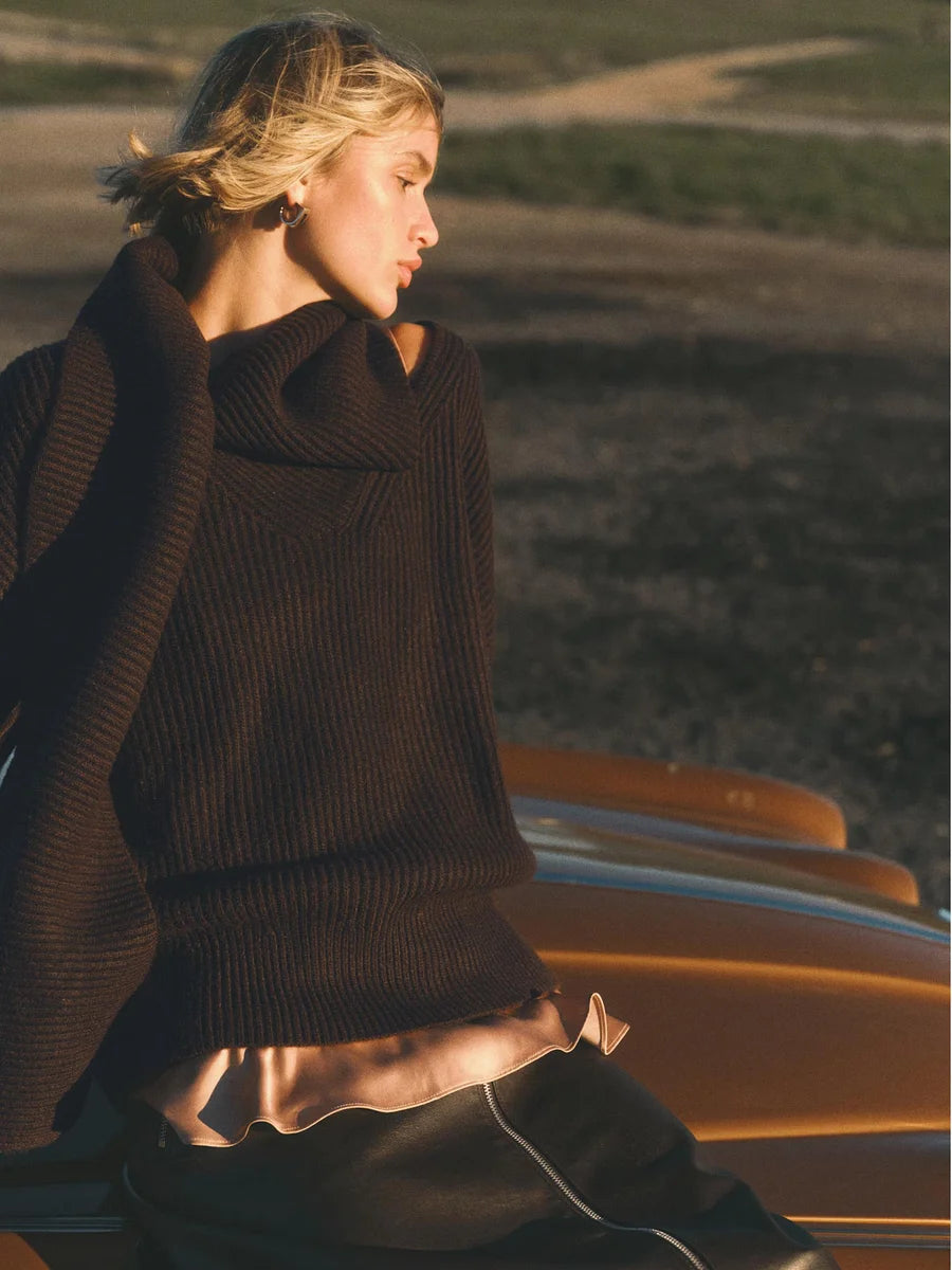 Pull côtelé marron chocolat avec écharpe intégrée