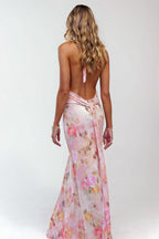 Robe maxi imprimée moulante portée en vue trois quarts