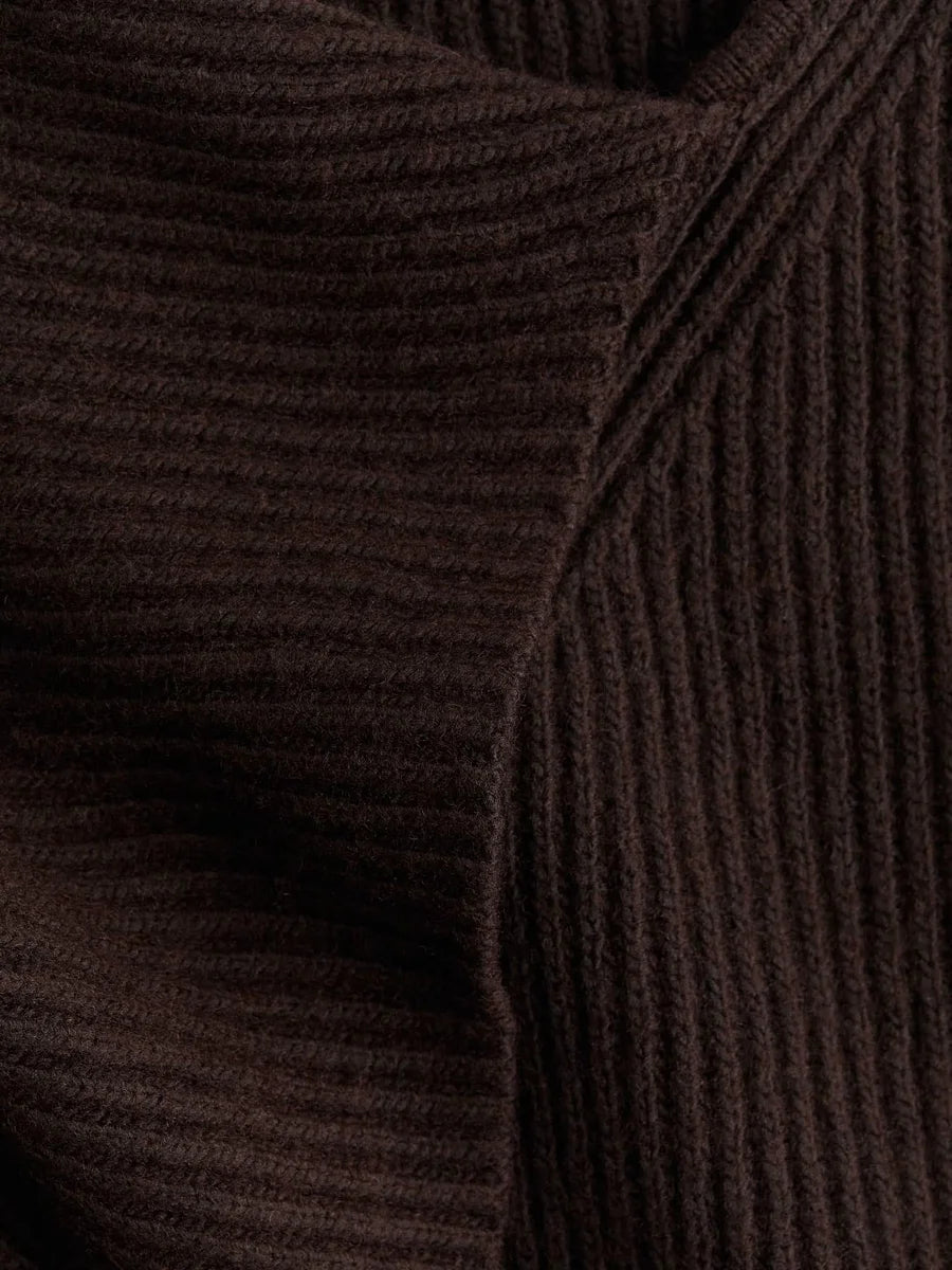 Pull côtelé marron chocolat avec écharpe intégrée