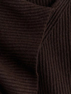 Pull côtelé marron chocolat avec écharpe intégrée