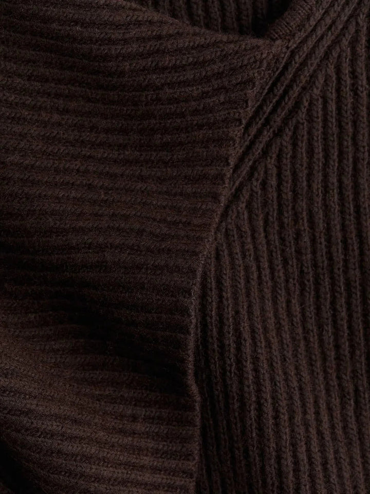 Pull côtelé marron chocolat avec écharpe intégrée